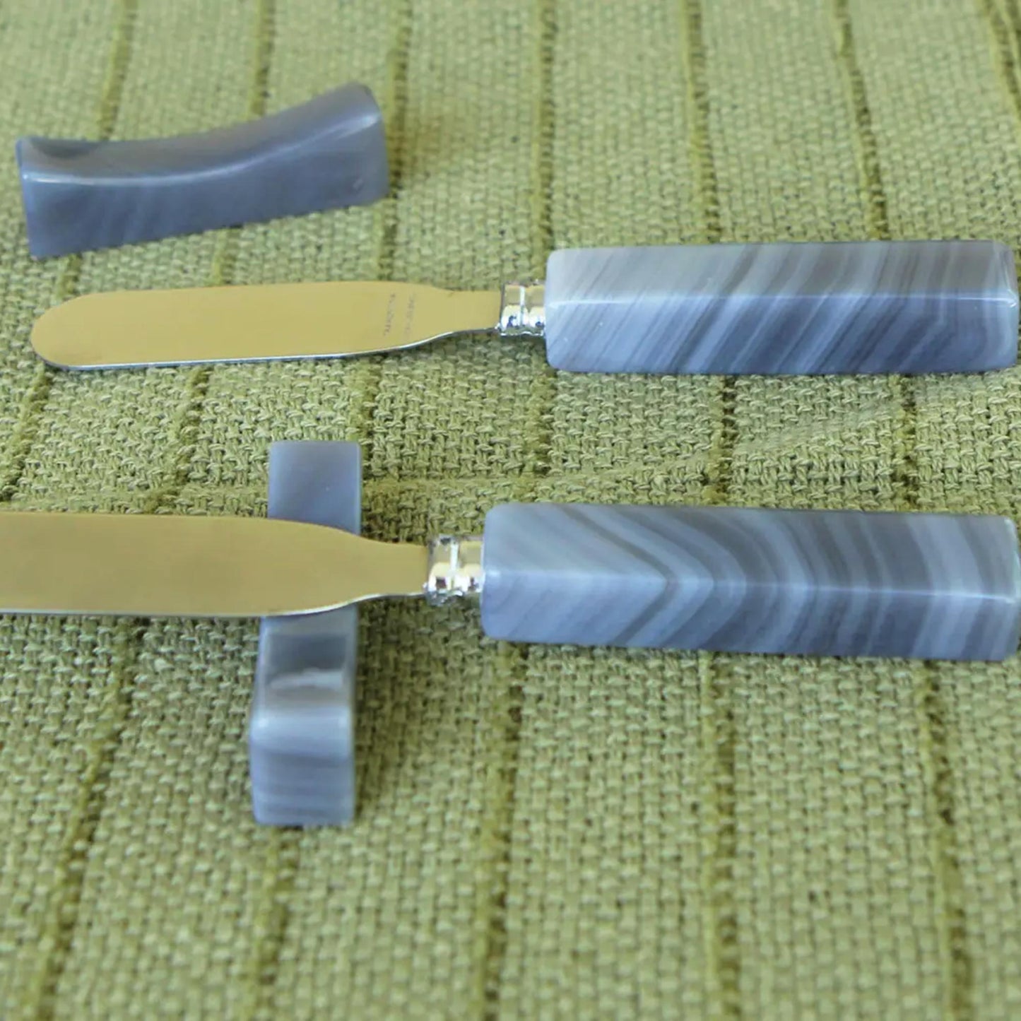 Hypnotic Gray Deli Agate spreader knives and rests (Pair)